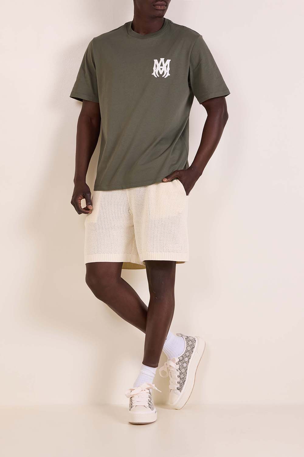 תמונת דוגמן קידמית של נעלי סניקרס