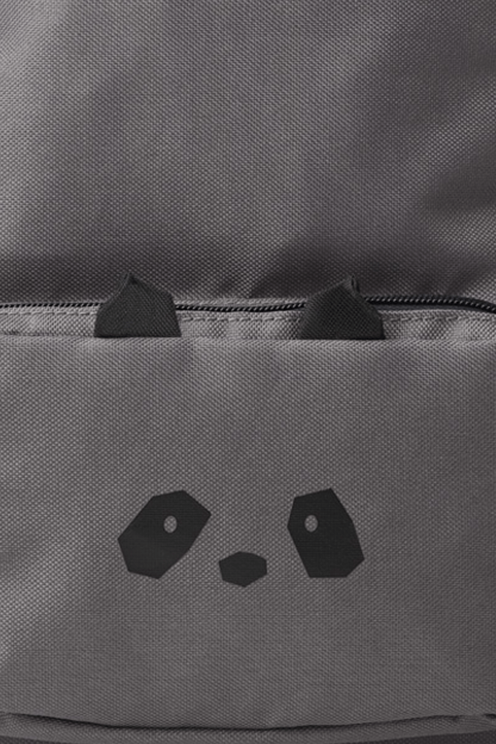 תמונת פנים של תיק גב בינוני בגוון אפור ובעיטור פנדה