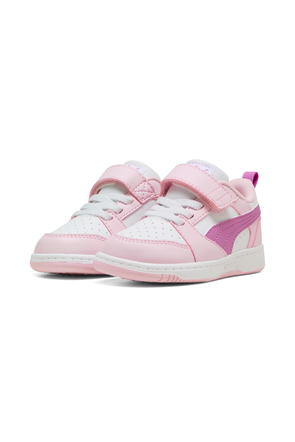 תמונת תקריב של נעלי סניקרס