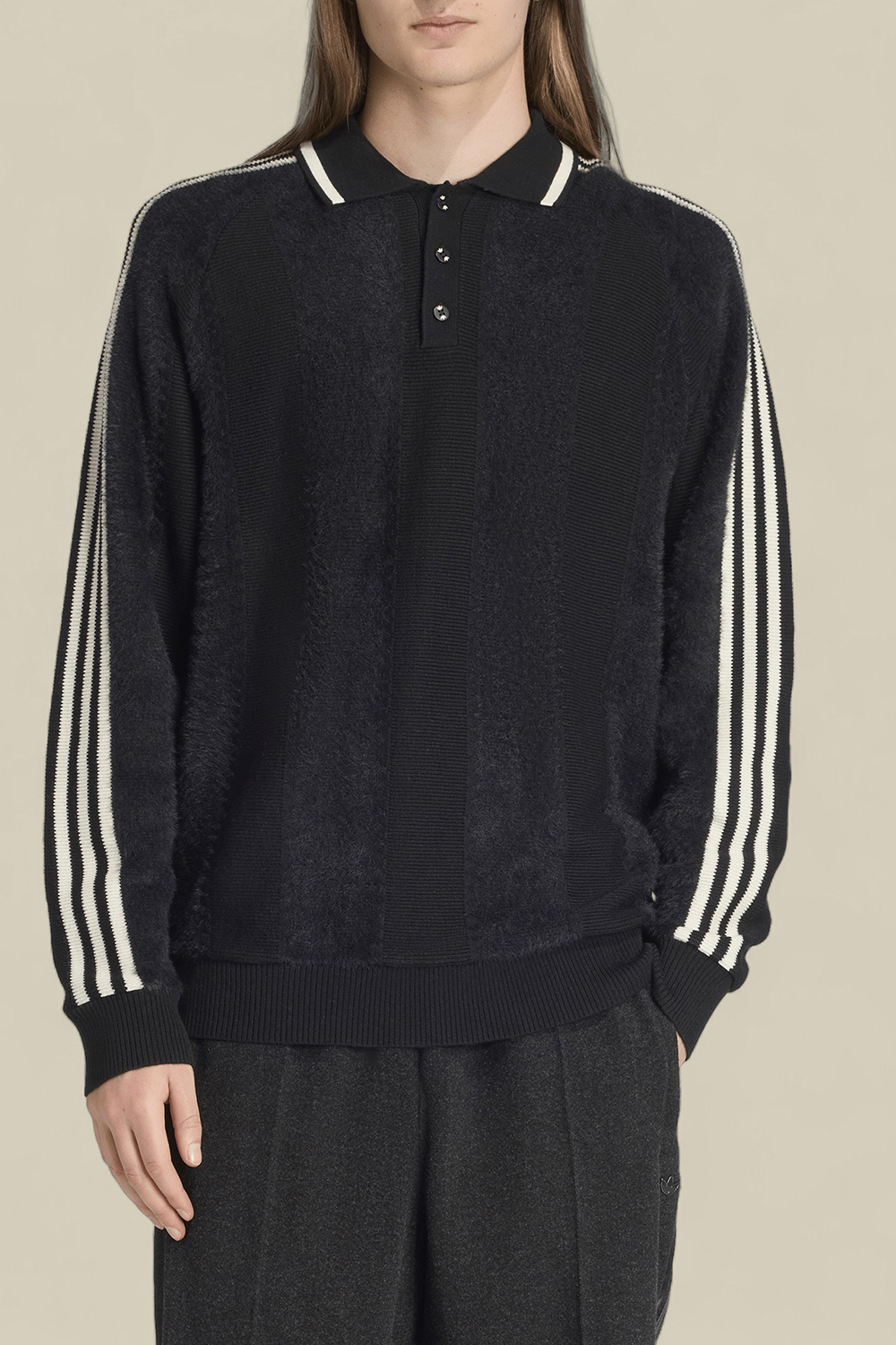 תמונת דוגמן קידמית של סווטשירט פולו