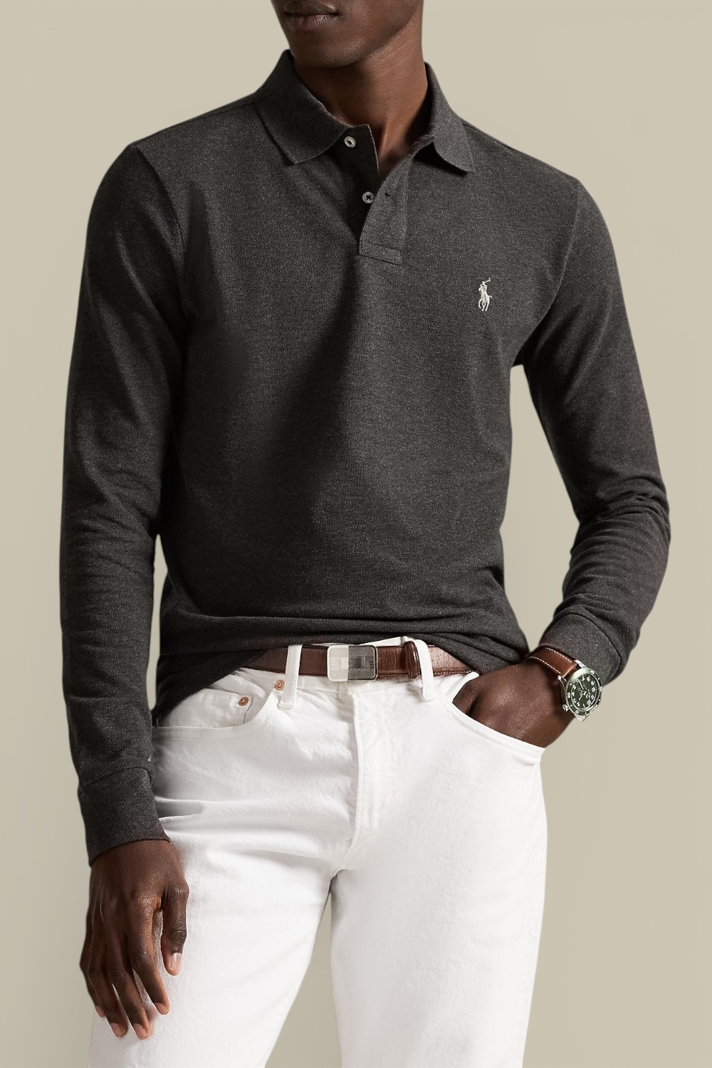 תמונת דוגמן קידמית של חולצת פולו ארוכה