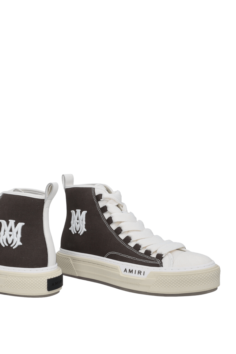 תמונת תקריב של נעלי סניקרס