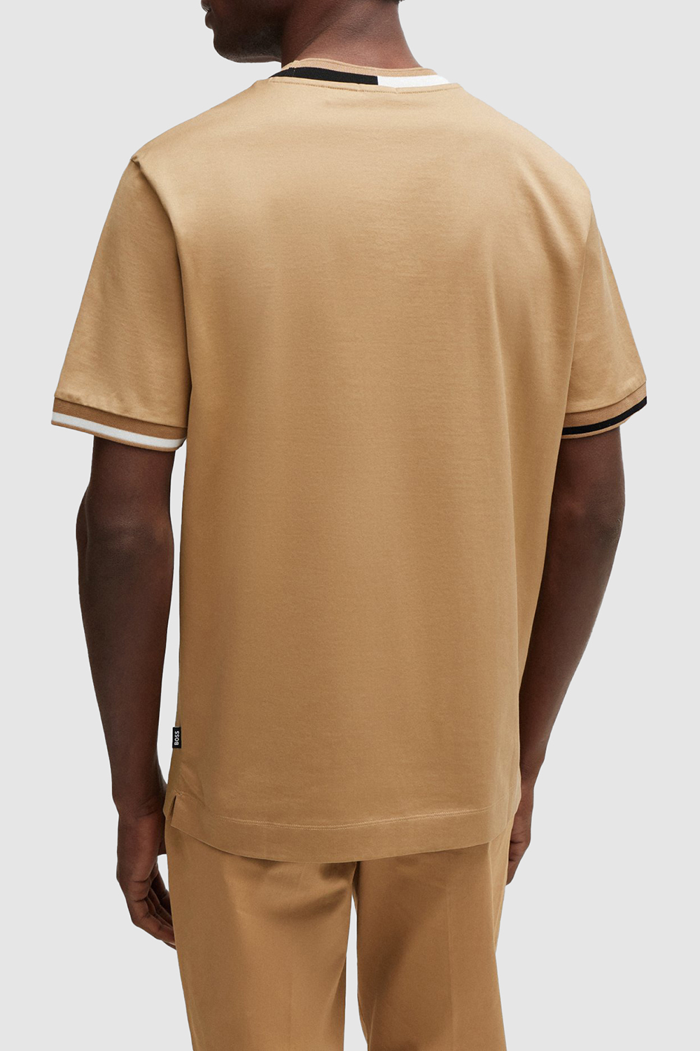 תמונת דוגמן אחורית של חולצת טי