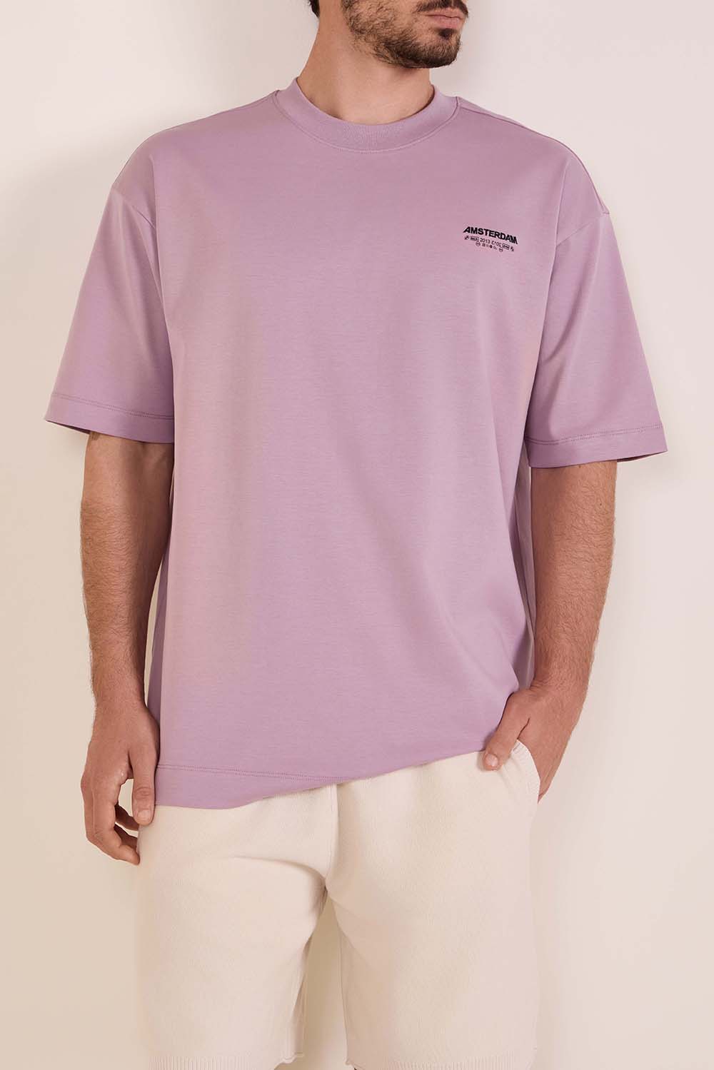 תמונת דוגמן קידמית של חולצת טי אוברסייז