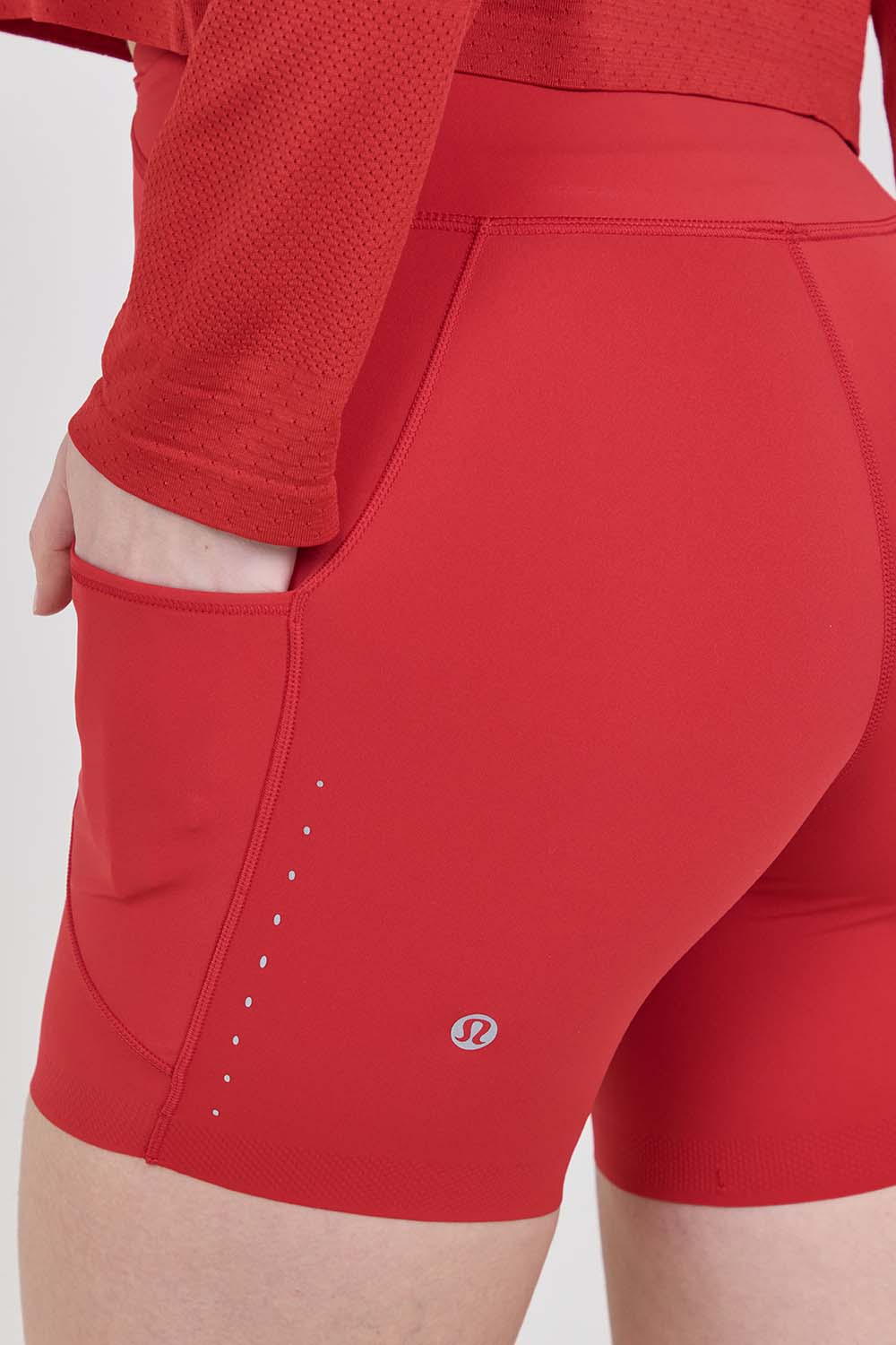 תמונת תקריב דוגמן של Fast and Free High-Rise Short 6 Pockets