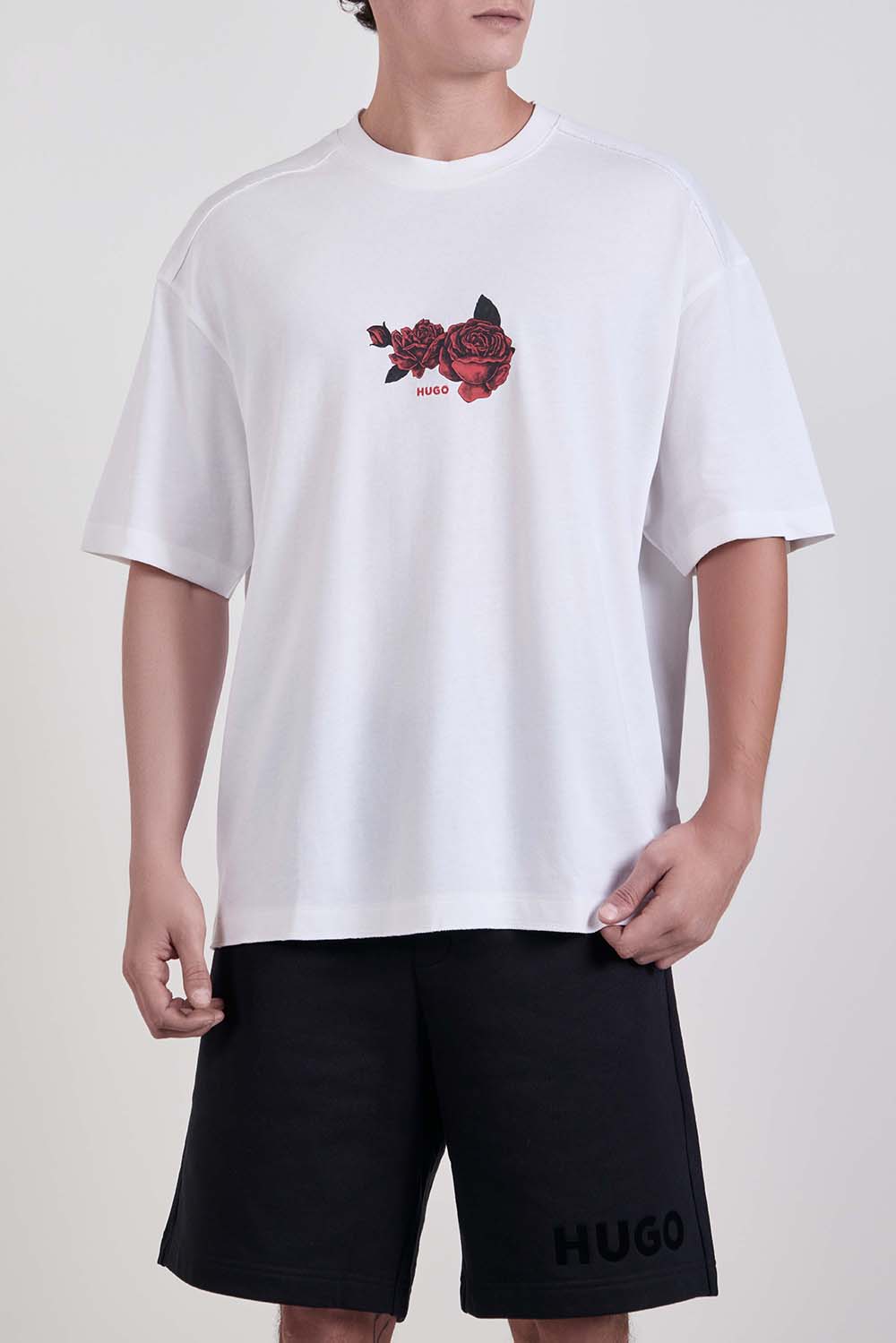 תמונת דוגמן קידמית של חולצת טי בגזרה משוחררת