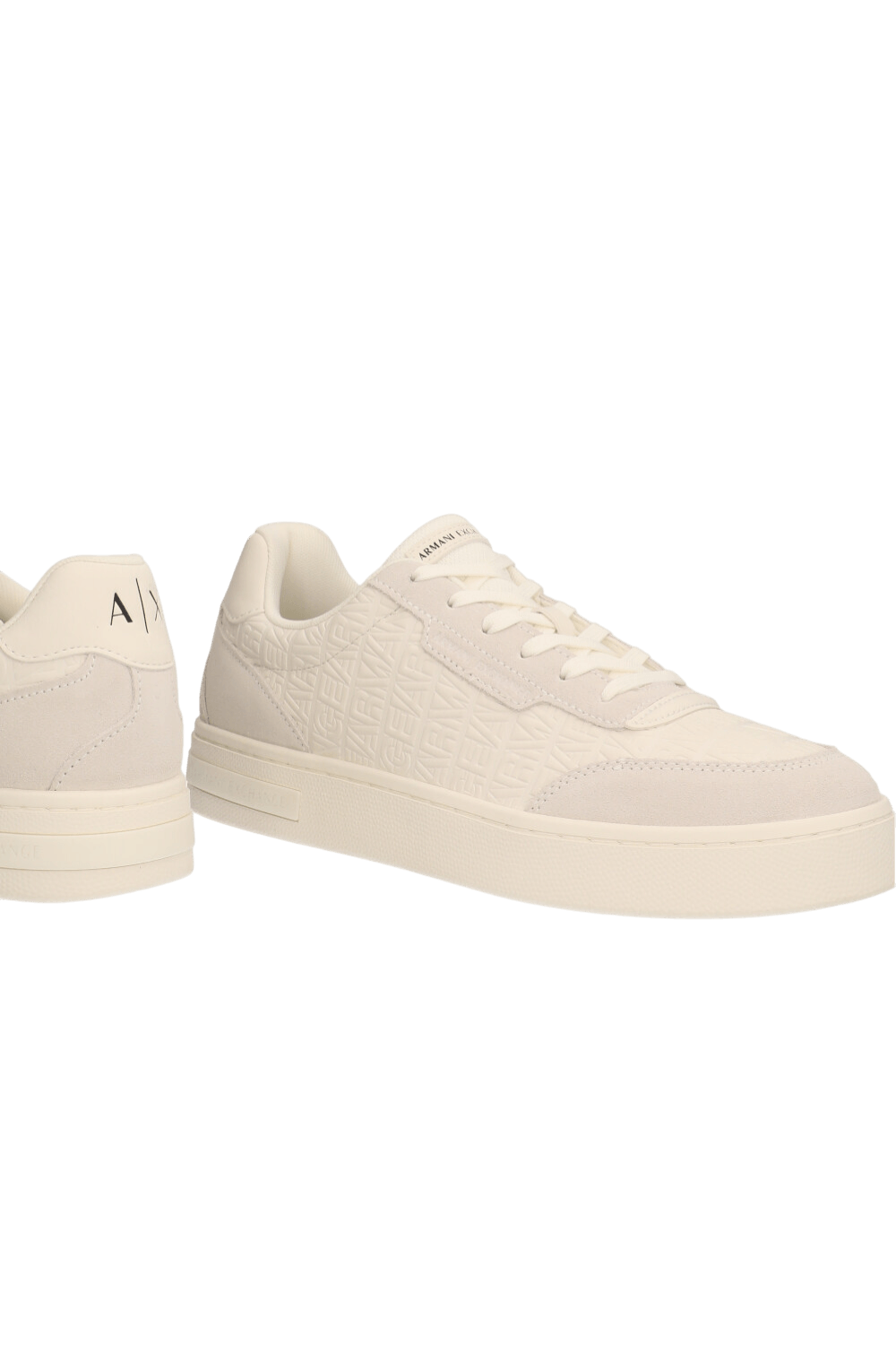 תמונת תקריב של נעלי סניקרס