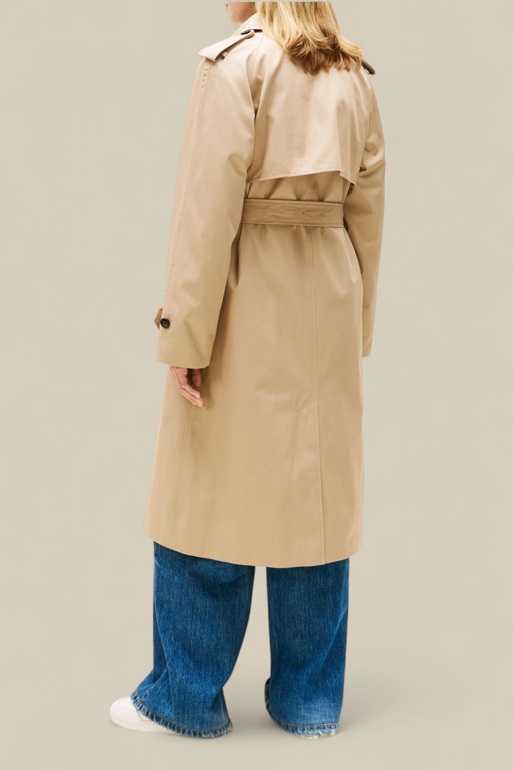 תמונת דוגמן אחורית של מעיל טרנץ'