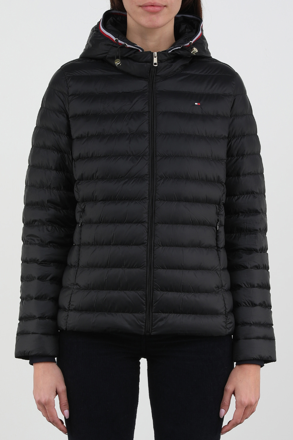 תמונת דוגמן קידמית של מעיל פאפר קלאסי ומרוכסן בגוון שחור