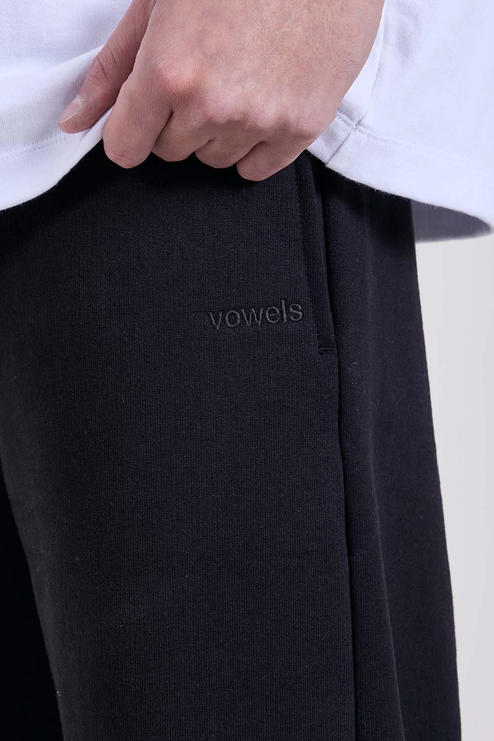 תמונת תקריב דוגמן של מכנסי ג'וגר בגזרה ישרה