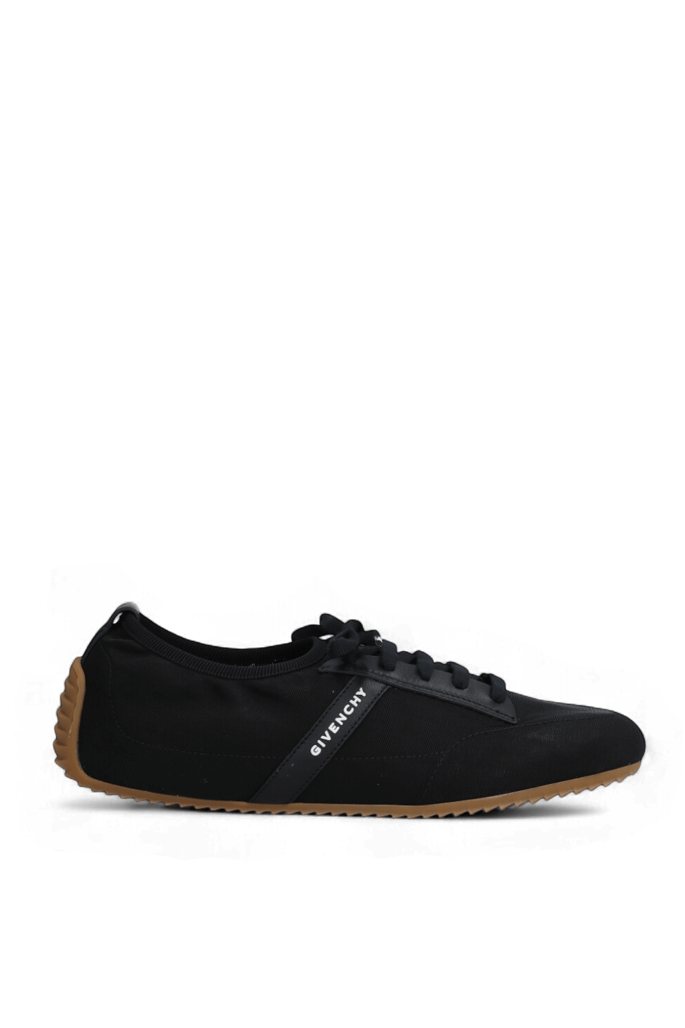 תמונה קידמית של נעלי סניקרס רשת