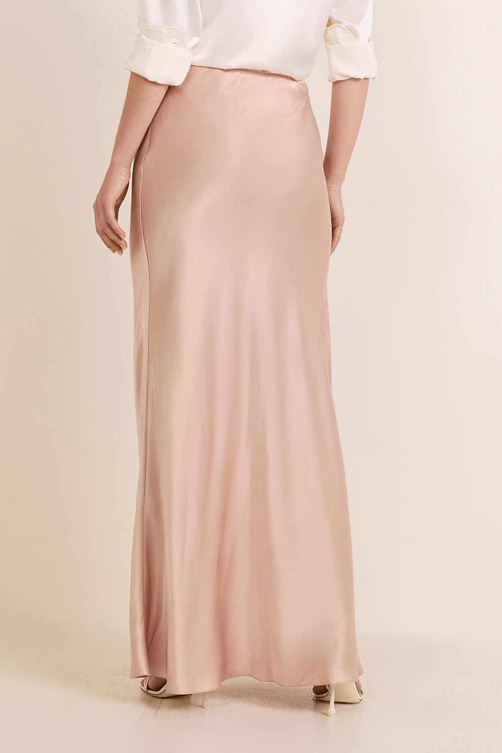 תמונת דוגמן אחורית של חצאית מקסי