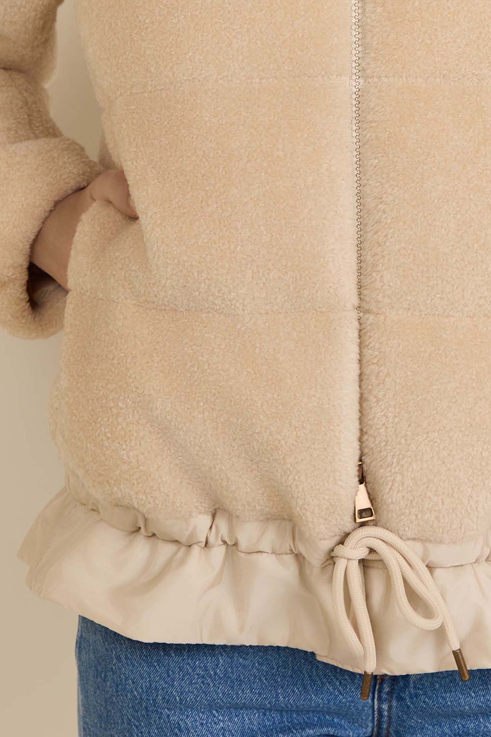 תמונת תקריב דוגמן של מעיל טדי פוך