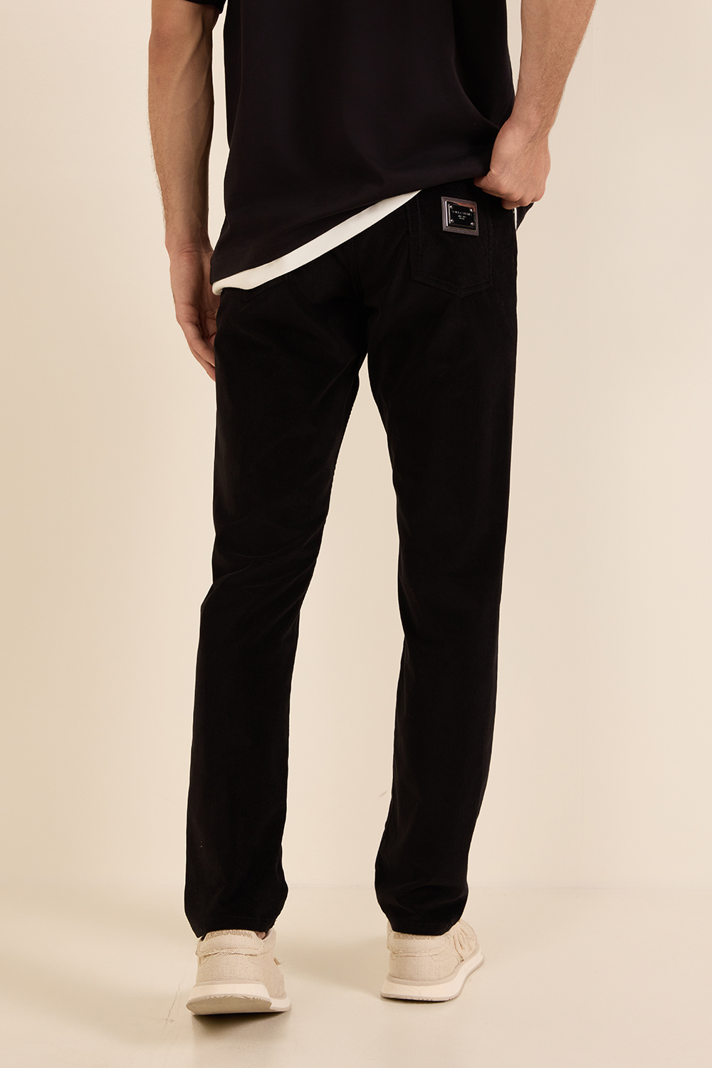 תמונת דוגמן אחורית של מכנסיים ארוכים