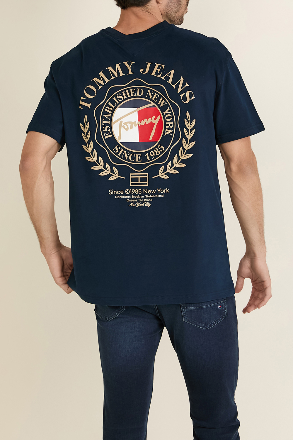 תמונת דוגמן אחורית של חולצת טי