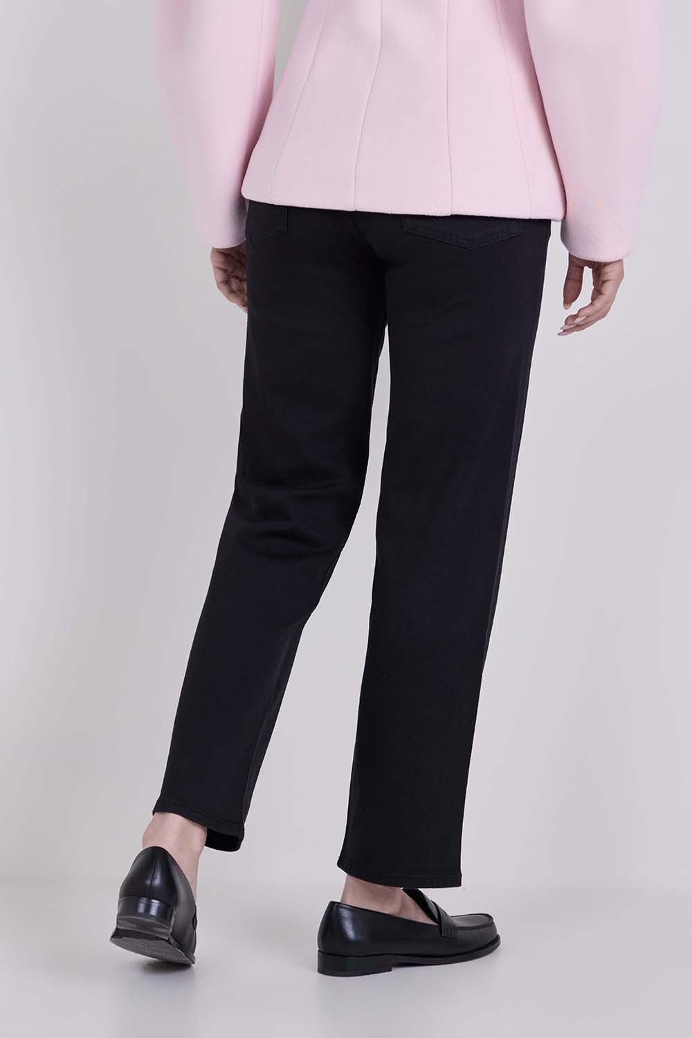 תמונת דוגמן אחורית של מכנסי ג'ינס בגזרה ישרה