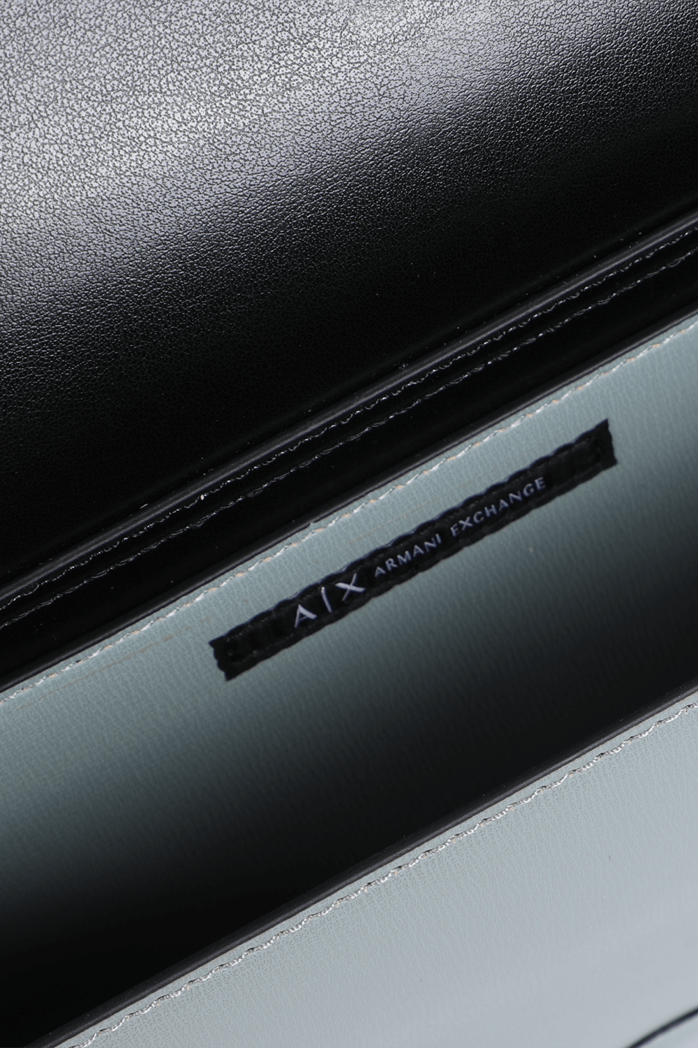 תמונת פנים של תיק קרוס עם אבזם לוגומאני