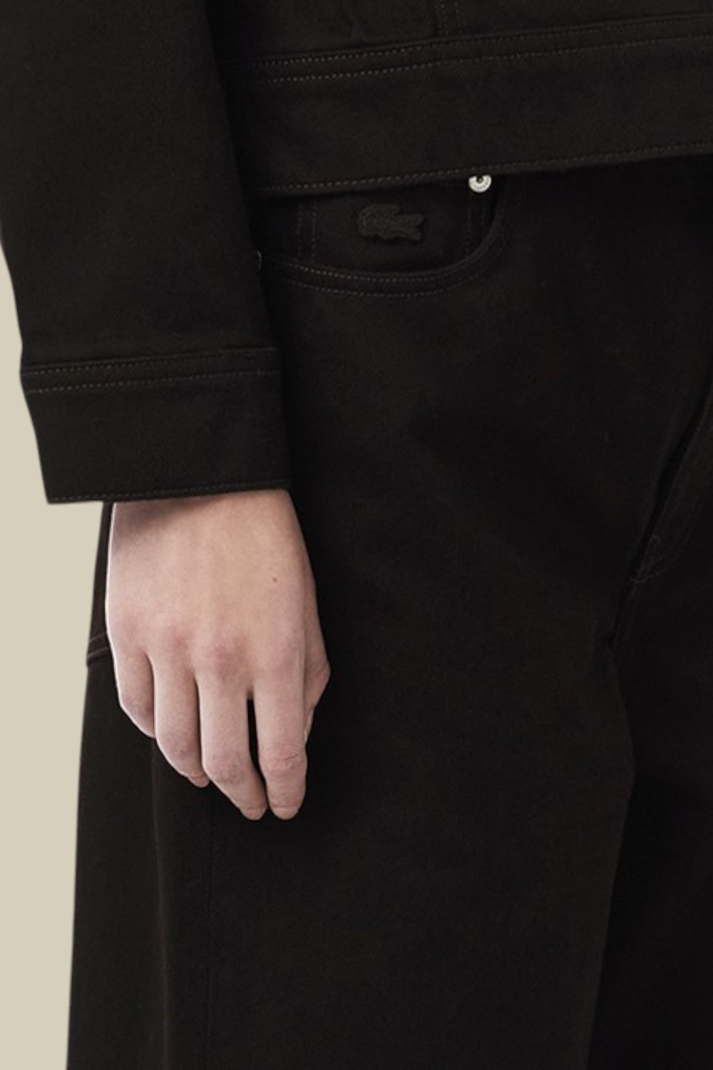 תמונת תקריב דוגמן של מכנסי ג'ינס בגזרה רחבה PRE LINE