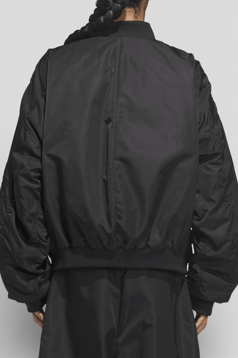 תמונת דוגמן אחורית של ז'קט בומבר אדידס X וילי צ'אווריה