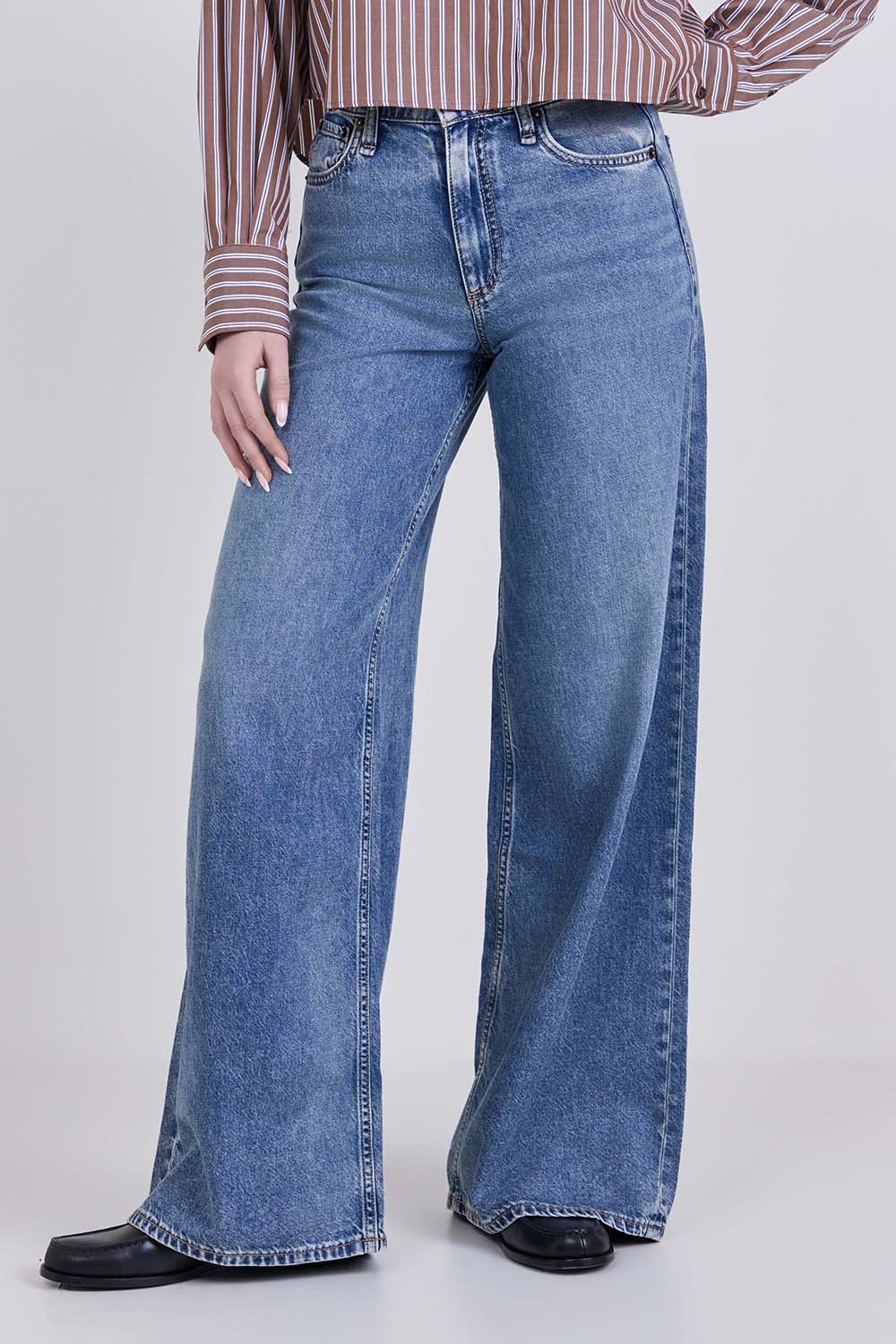 תמונת דוגמן קידמית של מכנסי ג'ינס בגזרה גבוהה