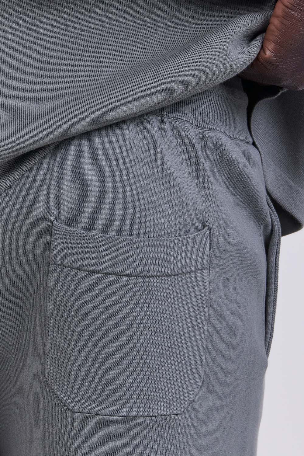 תמונת תקריב דוגמן של מכנסיים קצרים בגזרה משוחררת