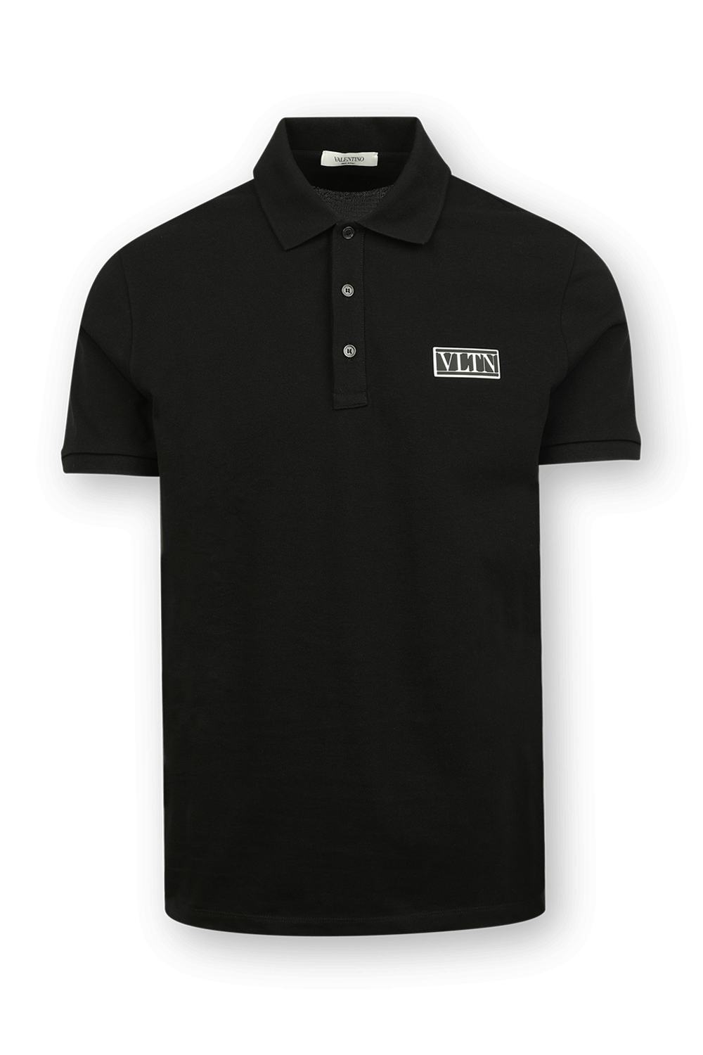 תמונה קידמית של חולצת פולו שחורה עם לוגו מכותנה