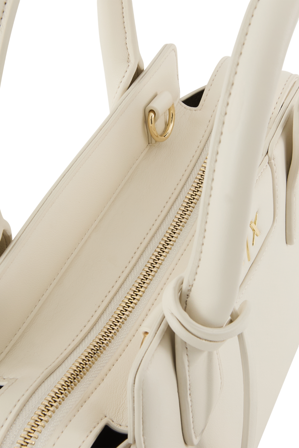 תמונת תקריב של תיק נשיאה סמול