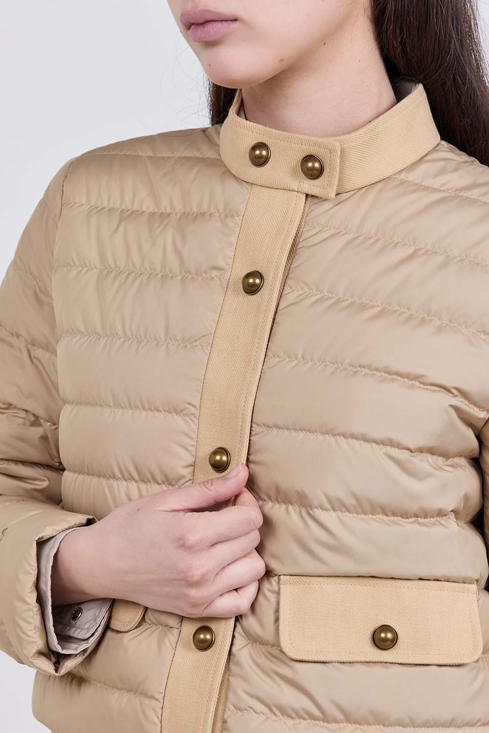 תמונת תקריב דוגמן של מעיל פוך