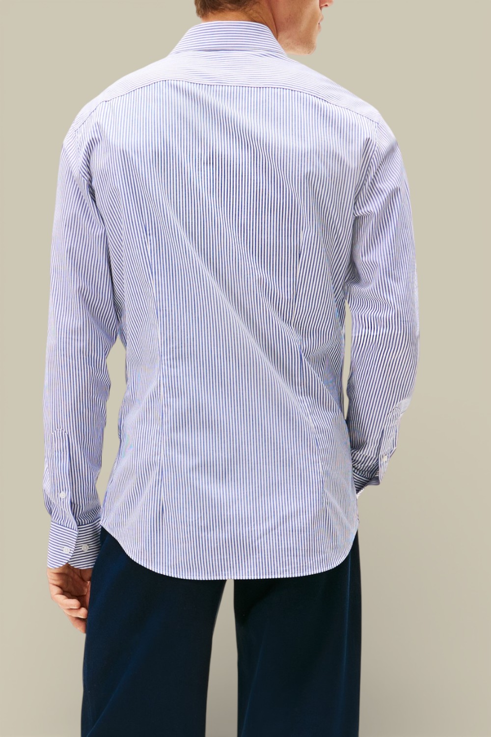 תמונת דוגמן אחורית של חולצת כפתורים