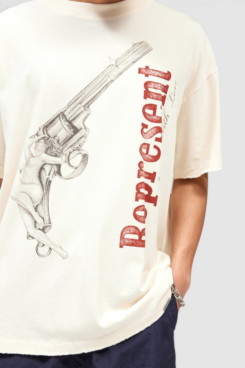 תמונת תקריב דוגמן של חולצת טי אוברסייז