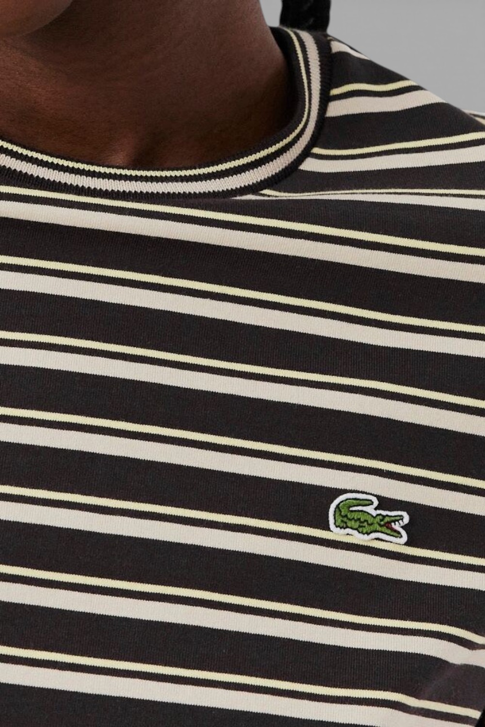 תמונת תקריב דוגמן של חולצת טי