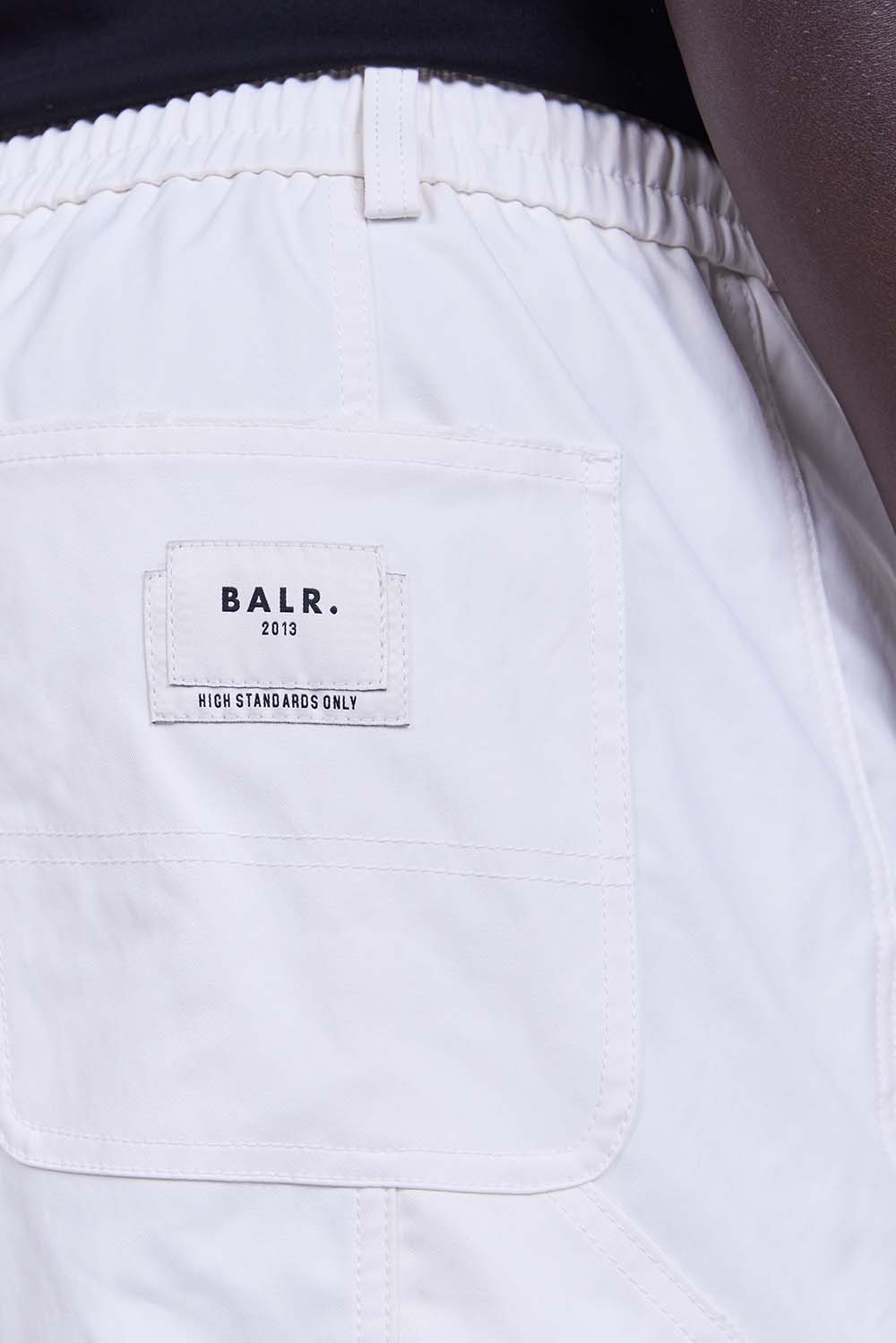 תמונת תקריב דוגמן של מכנסי ברמודה