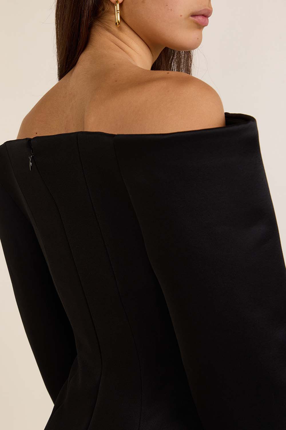 תמונת תקריב דוגמן של שמלת מיני