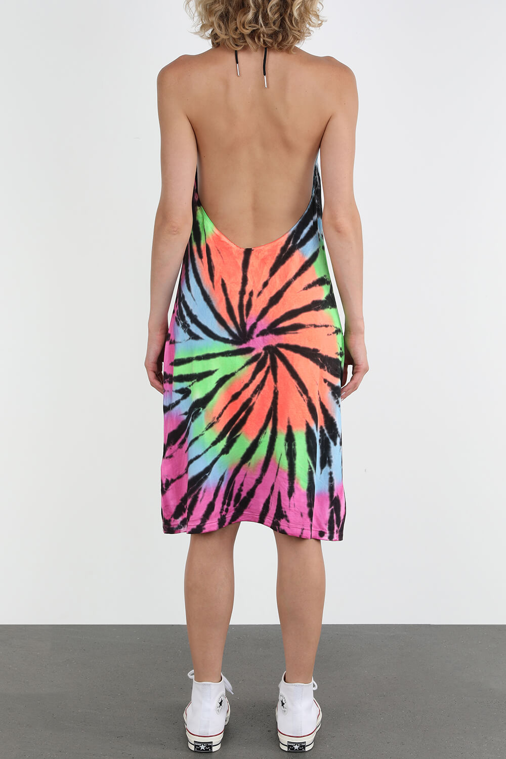 תמונת דוגמן אחורית של שמלת מיני טאי דאי צבעונית