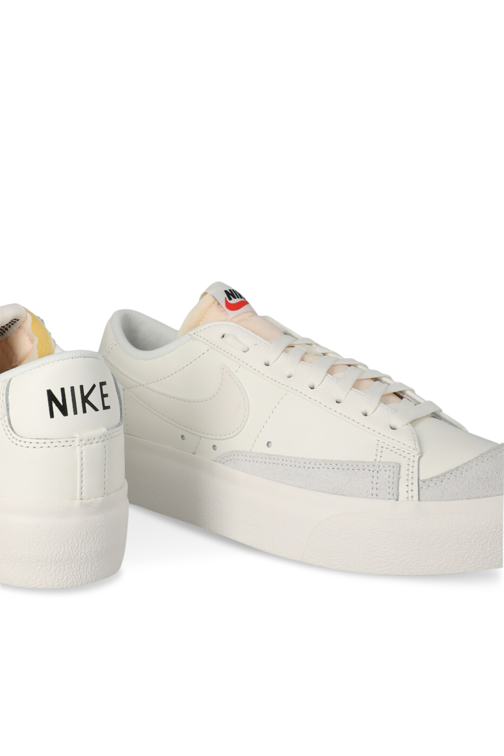 תמונת תקריב של נעלי סניקרס