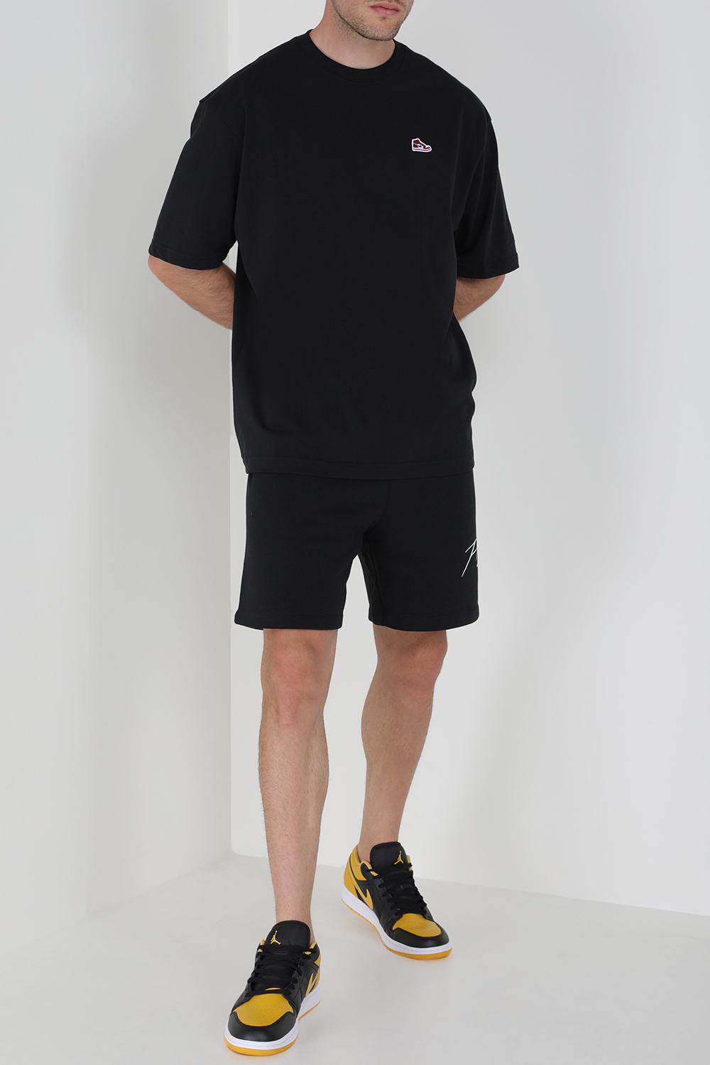 תמונת דוגמן קידמית של נעלי סניקרס