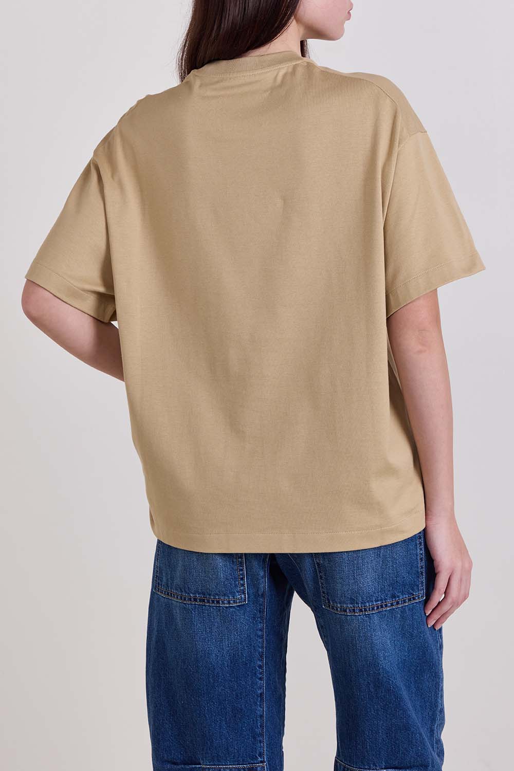 תמונת דוגמן אחורית של חולצת טי אוברסייז