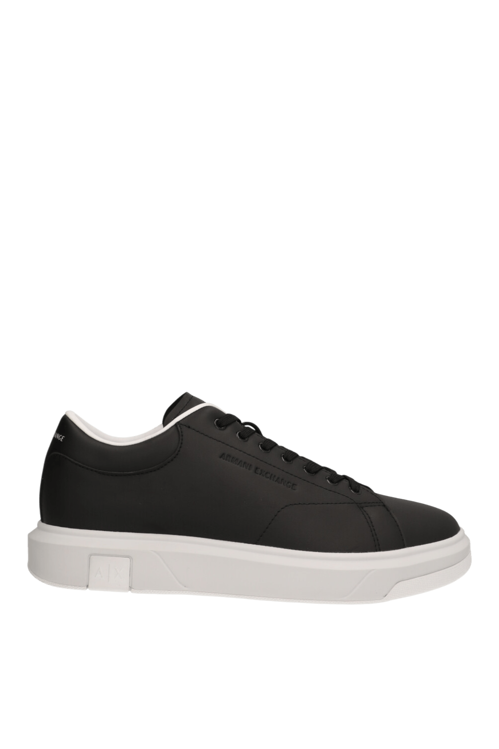 תמונה קידמית של נעלי סניקרס