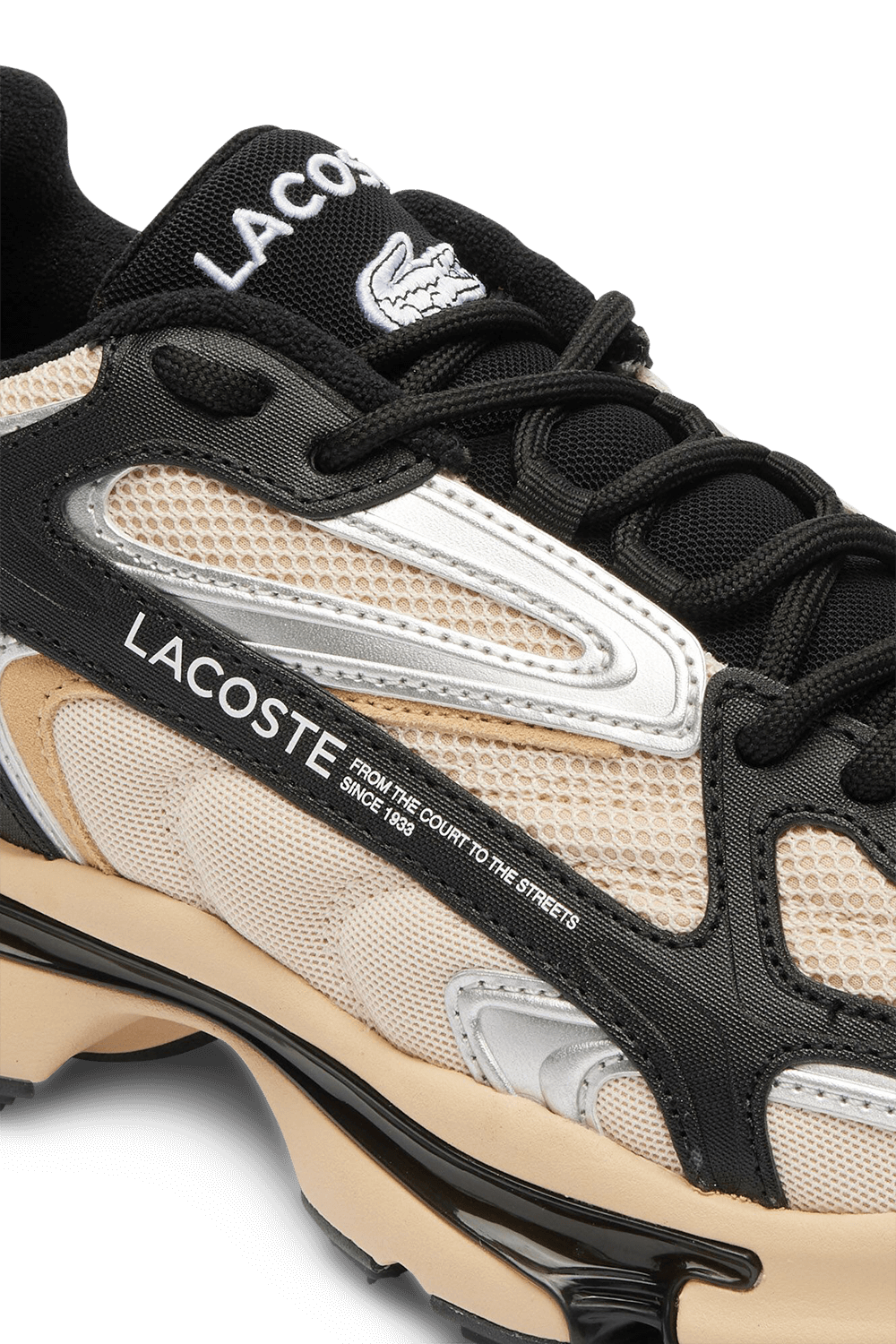 תמונת תקריב של נעלי סניקרס ברכיסה נמוכה