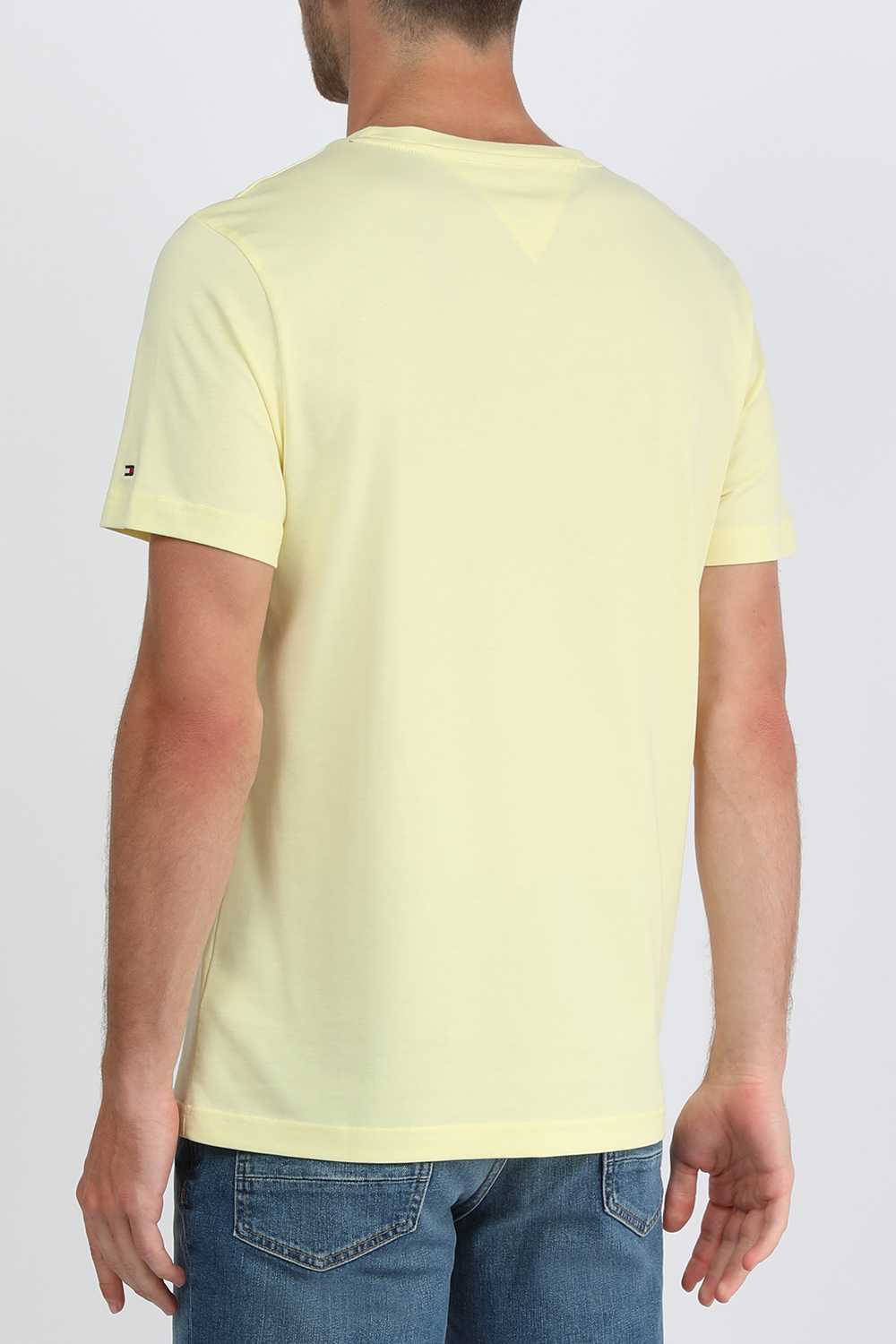 תמונת דוגמן אחורית של טישירט בגוון צהוב בננה עם לוגו רקום