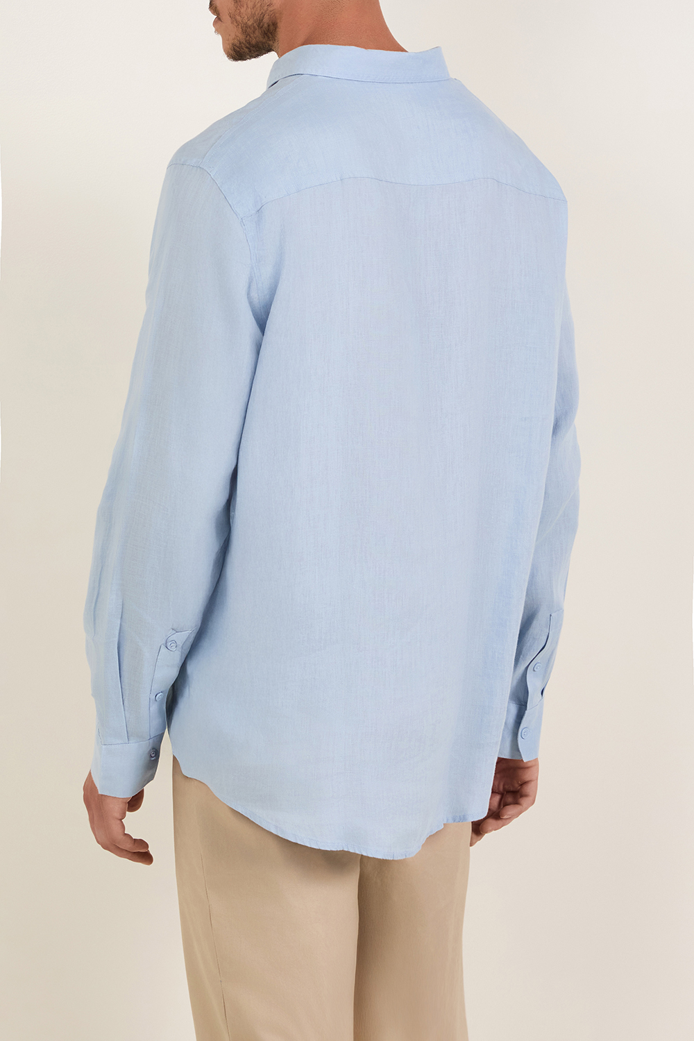 תמונת דוגמן אחורית של חולצת כפתורים מפשתן