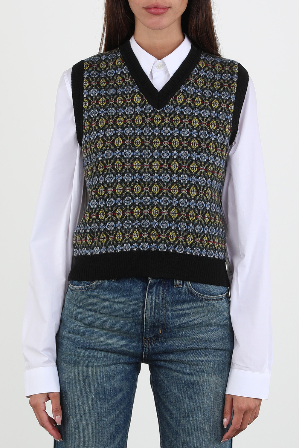 תמונת דוגמן קידמית של אפודת צמר בדוגמה ייחודית בגווני שחור כחול וצהוב