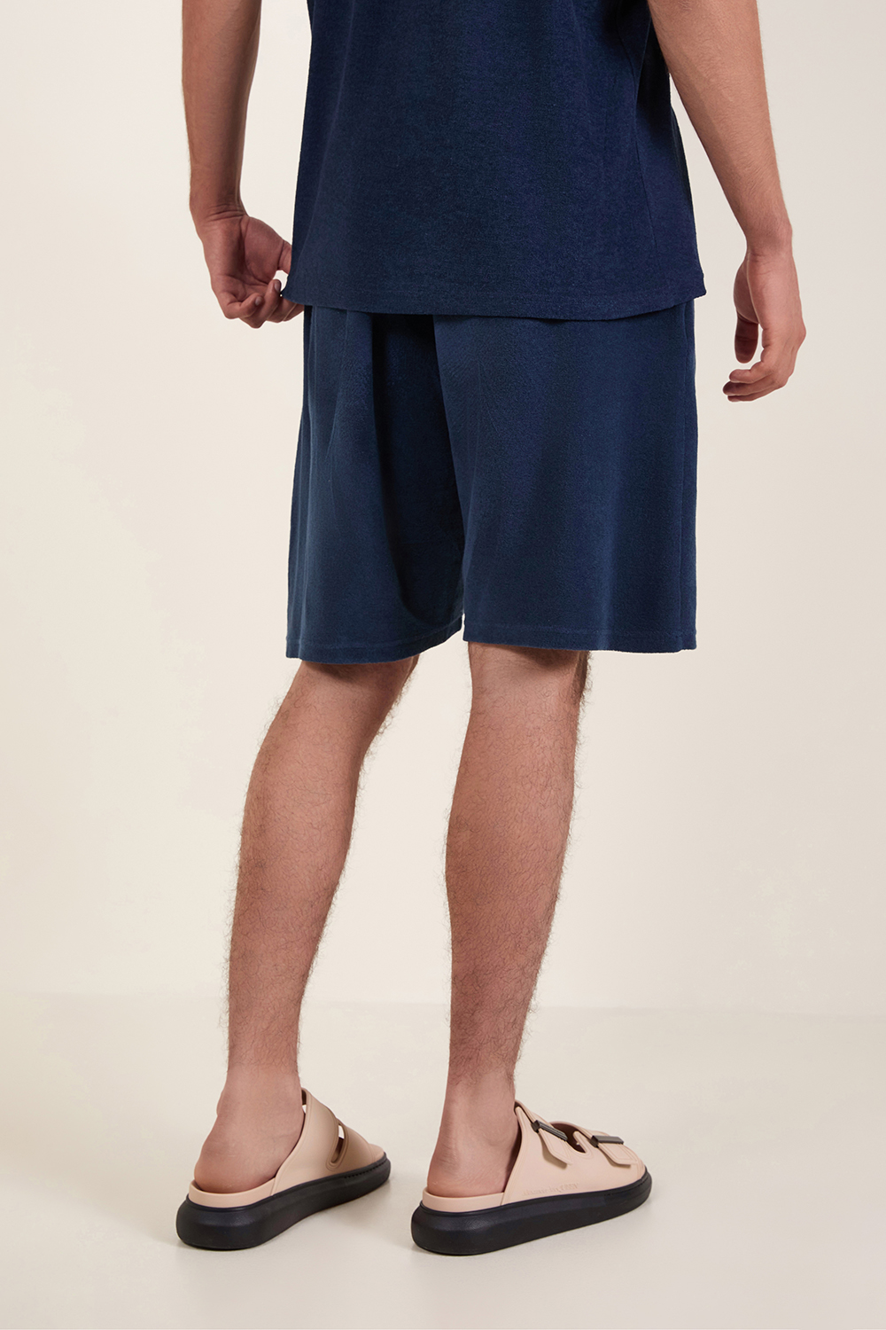 תמונת דוגמן אחורית של מכנסיים קצרים