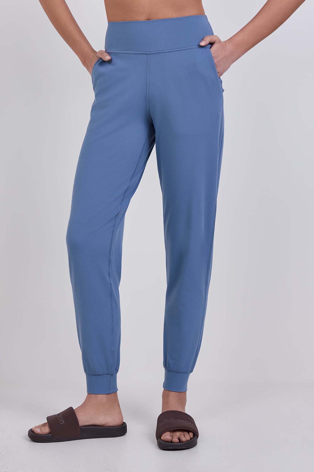 תמונת דוגמן קידמית של lululemon Align&trade; High-Rise Jogger Regular