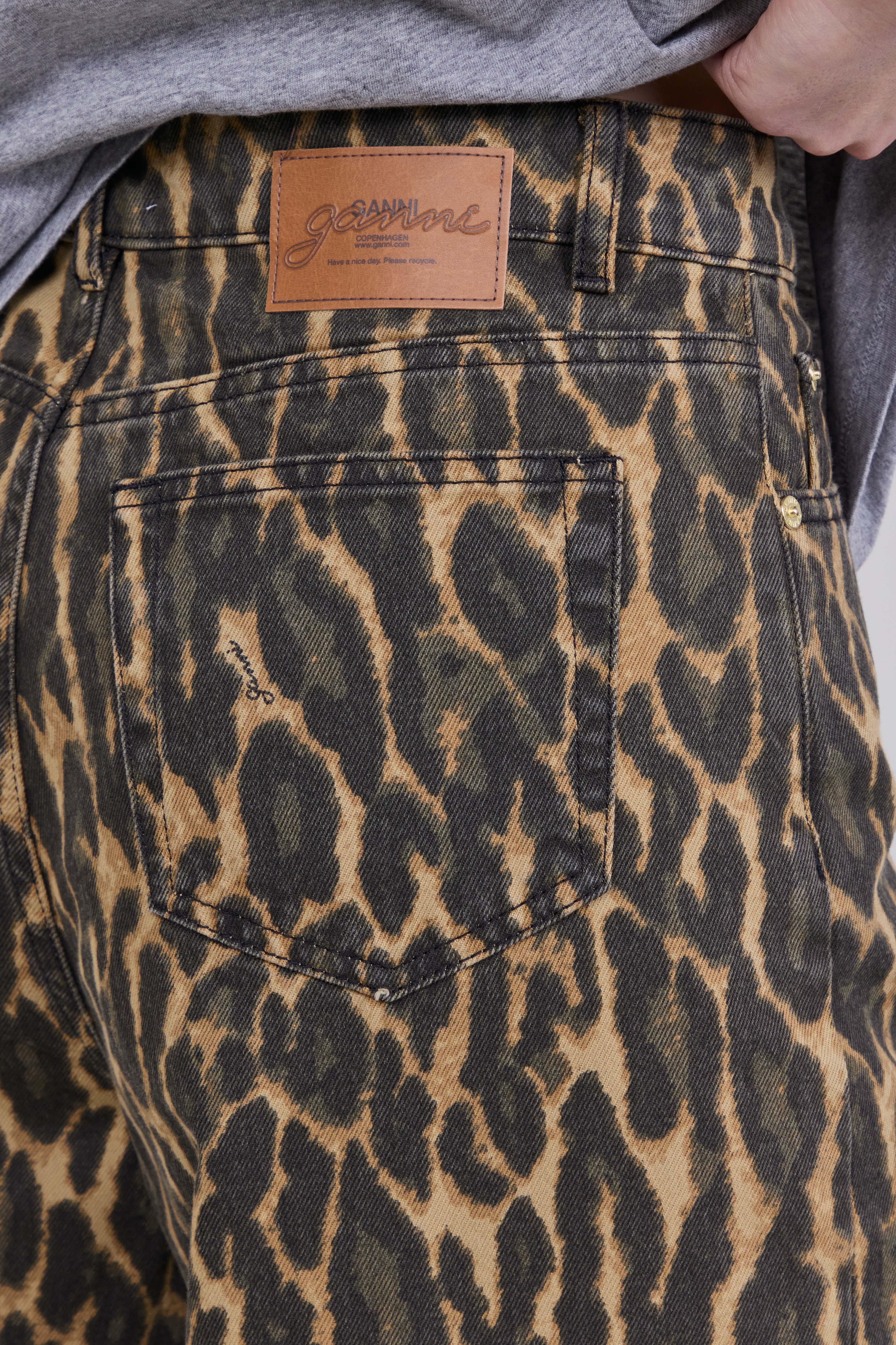 תמונת תקריב דוגמן של מכנסי ג'ינס מנומרים