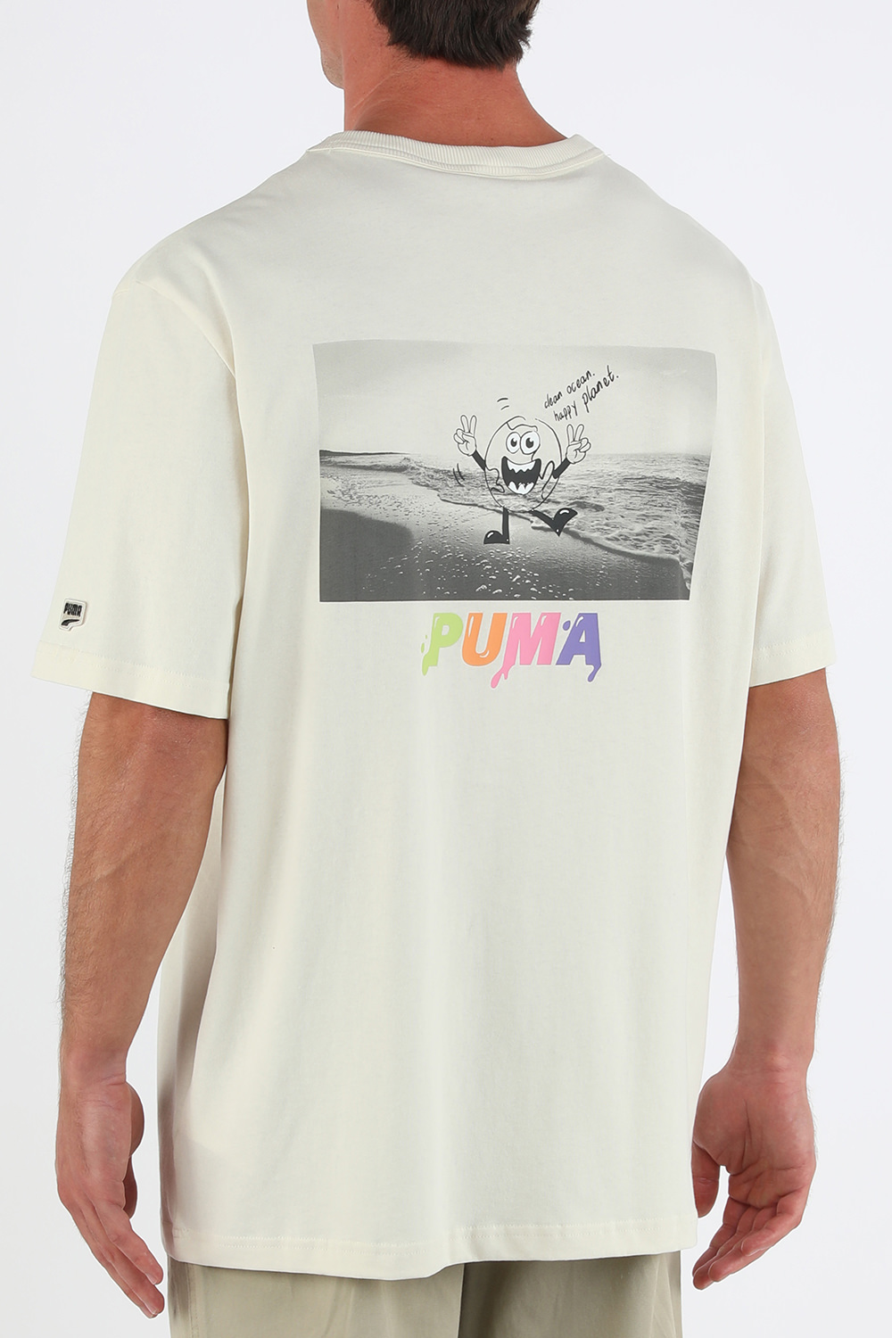 תמונת דוגמן אחורית של חולצת טי כיתוב ממותג בלוני בגוון שמנת