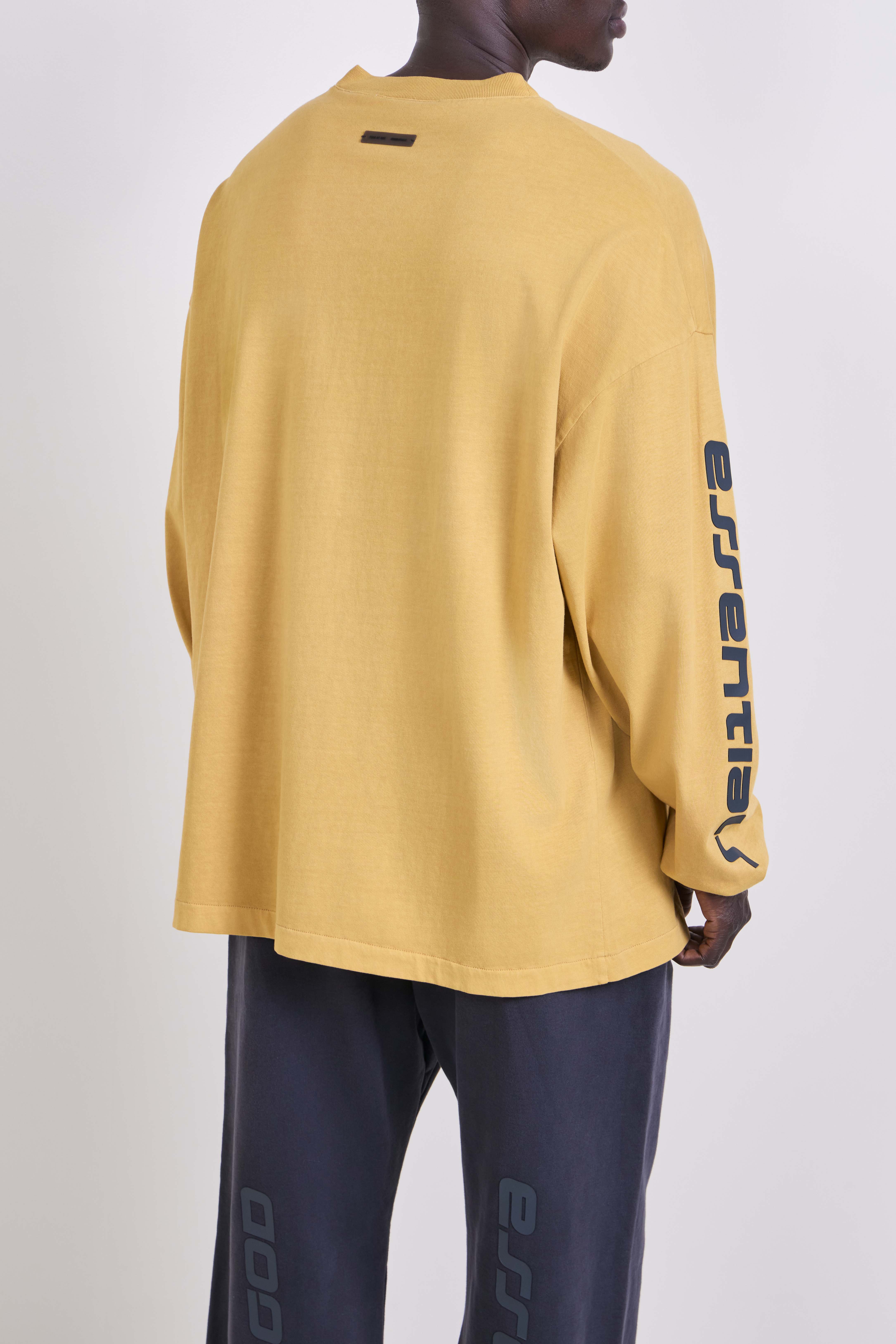 תמונת דוגמן אחורית של חולצת טי ארוכה