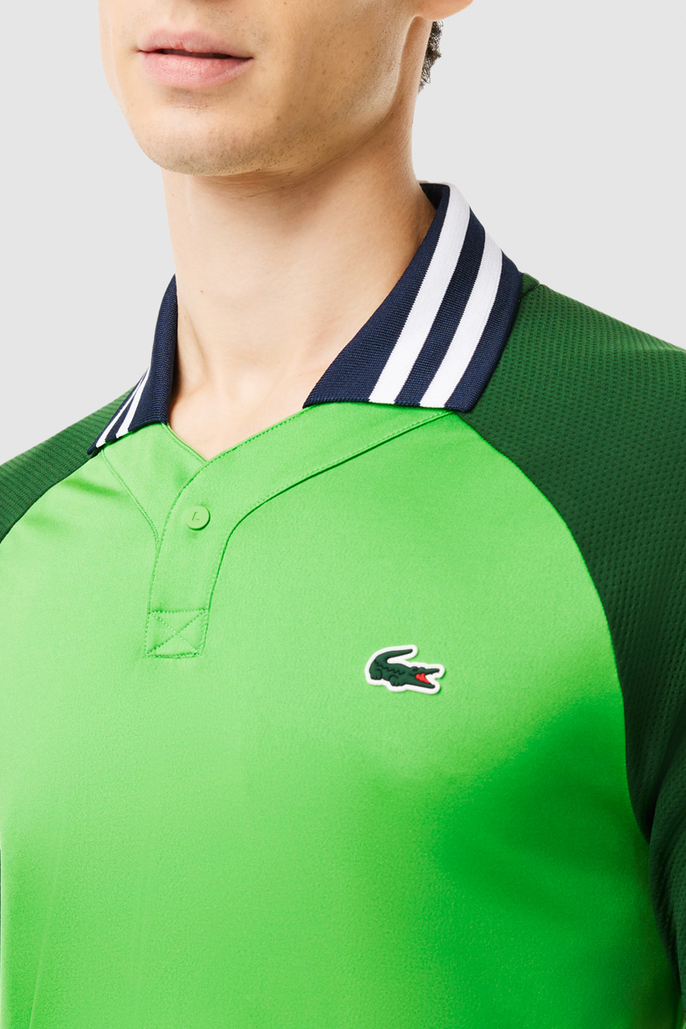 תמונת תקריב דוגמן של חולצת פולו קצרה