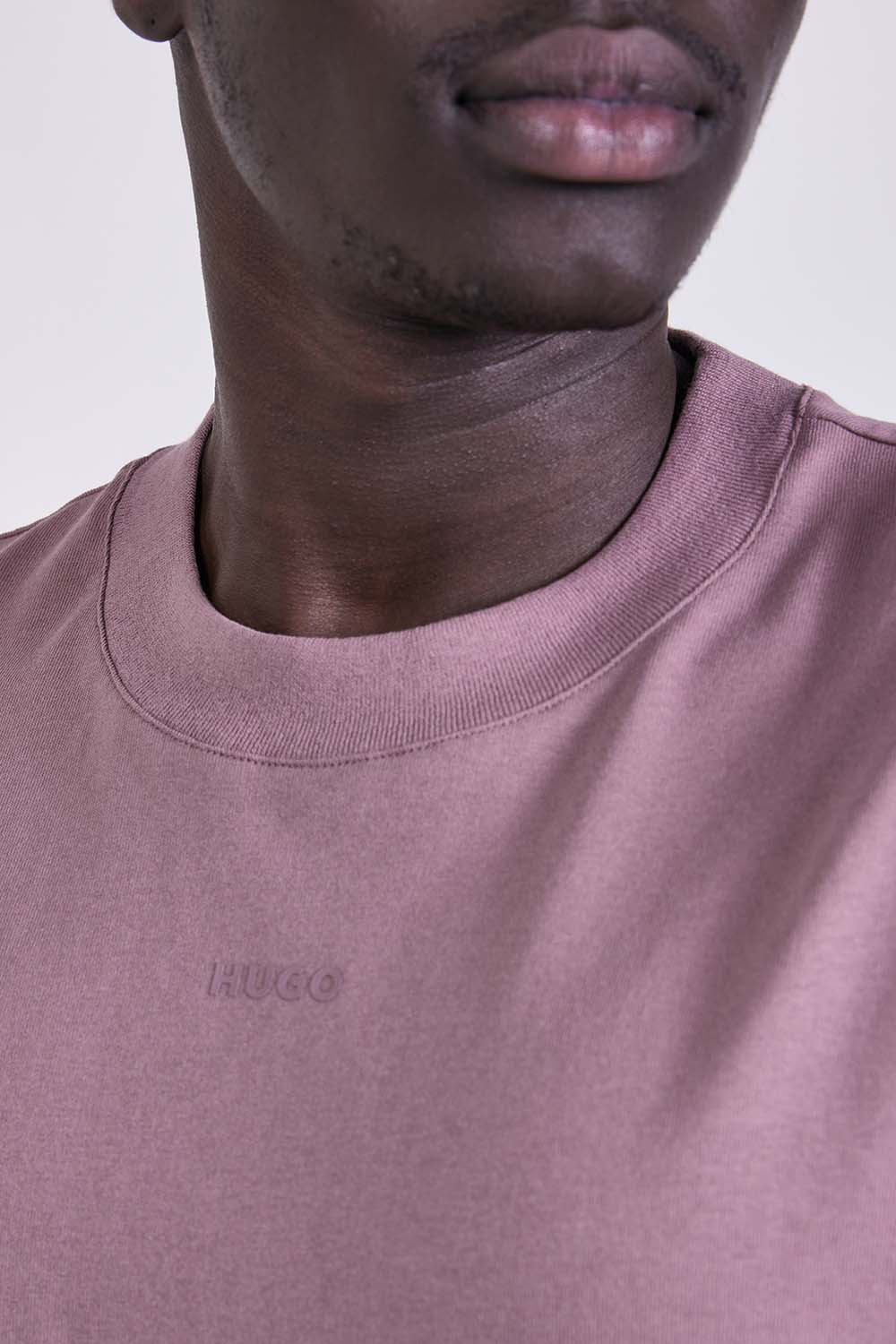 תמונת תקריב דוגמן של חולצת טי