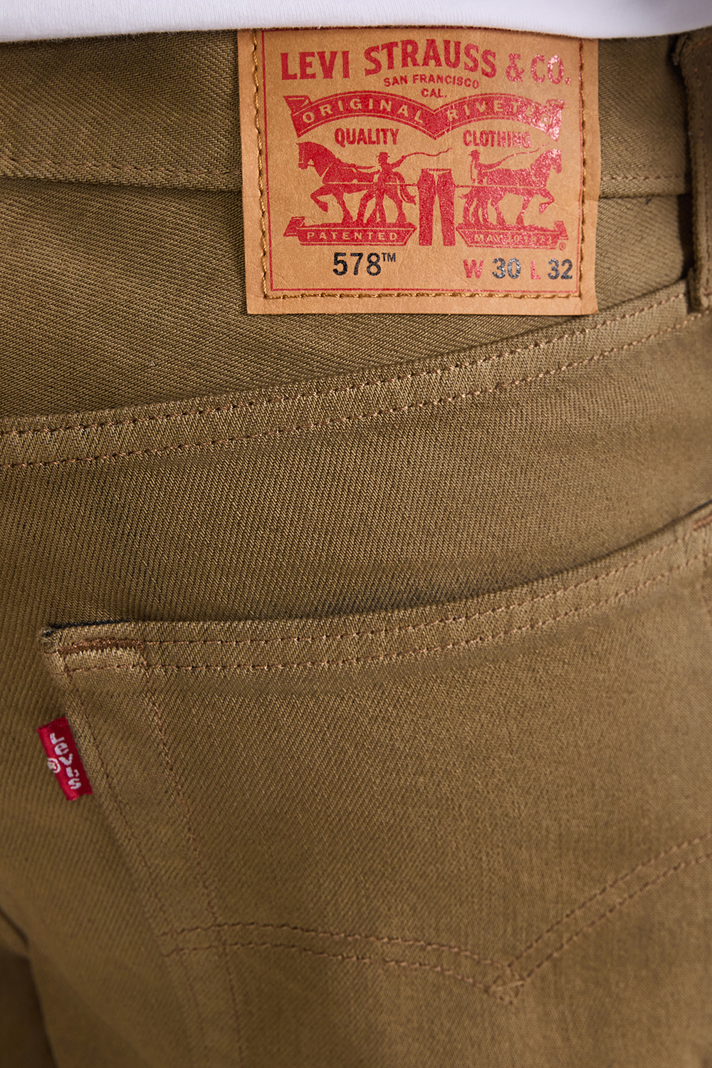 תמונת תקריב דוגמן של מכנסי ג'ינס באגי 578 בגזרה ישרה